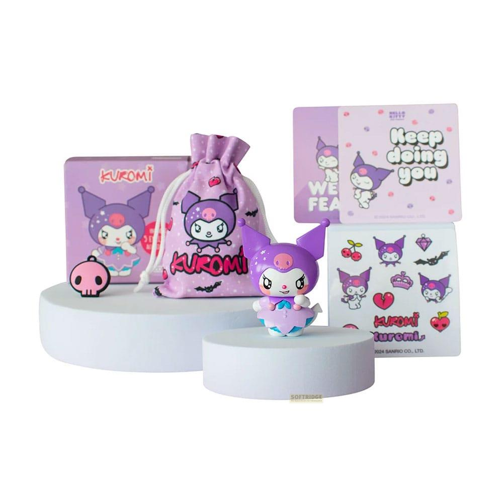 Kuromi-Figuren, Beutel, Dose und Aufkleber auf weißen Podesten.