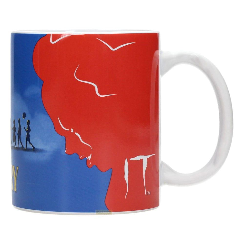 Una taza con diseño de cabeza roja, niños y globos en cielo azul.