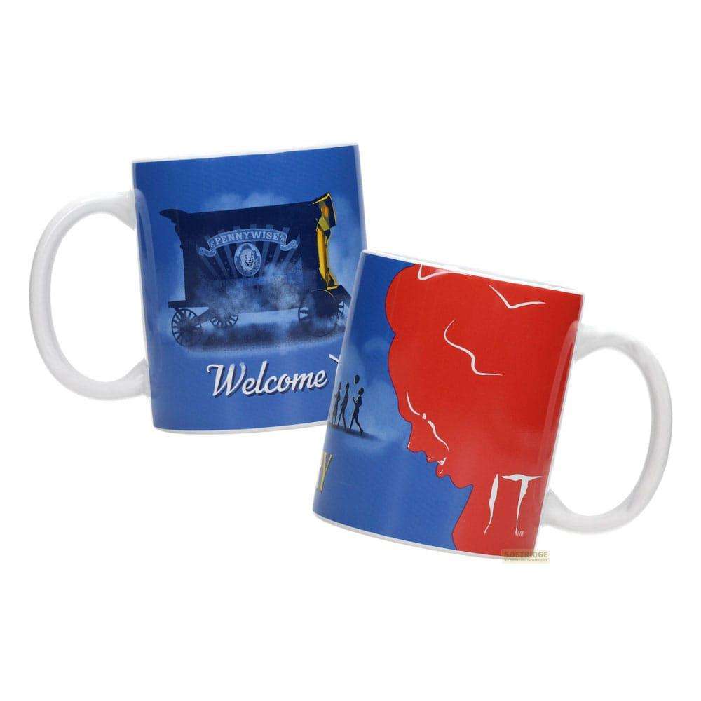 Dos tazas con temas de Pennywise, una muestra una caravana y 'Welcome'.