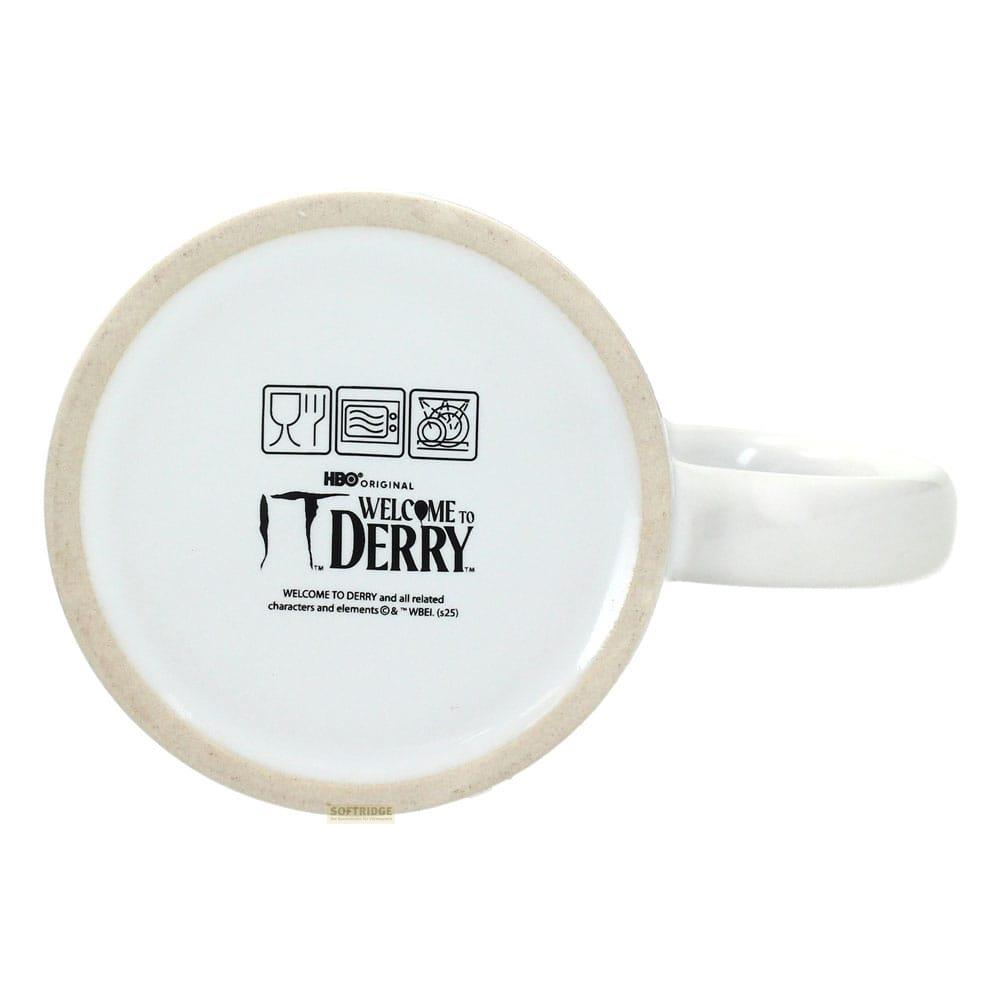 Taza blanca de cerámica con el logo de HBO 'Welcome to Derry'.