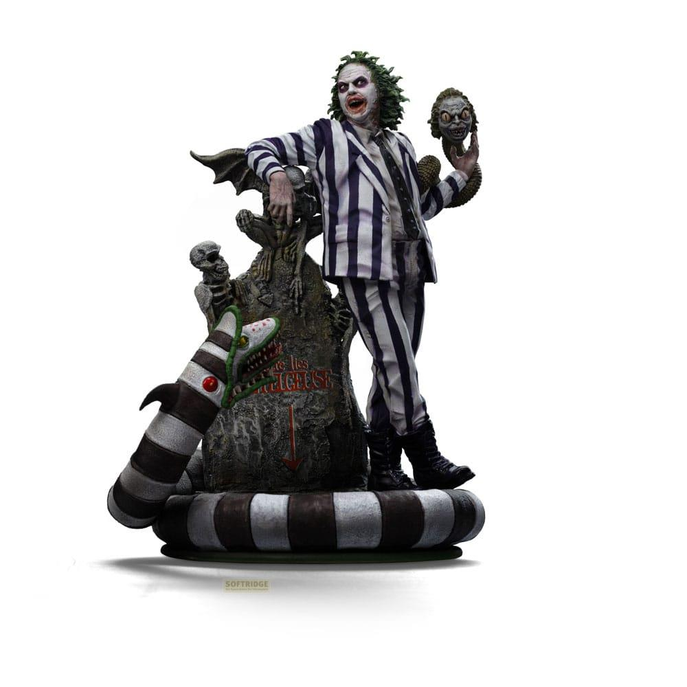 Beetlejuice in abito a righe tiene una testa mozzata, in piedi su una tomba con un verme delle sabbie.