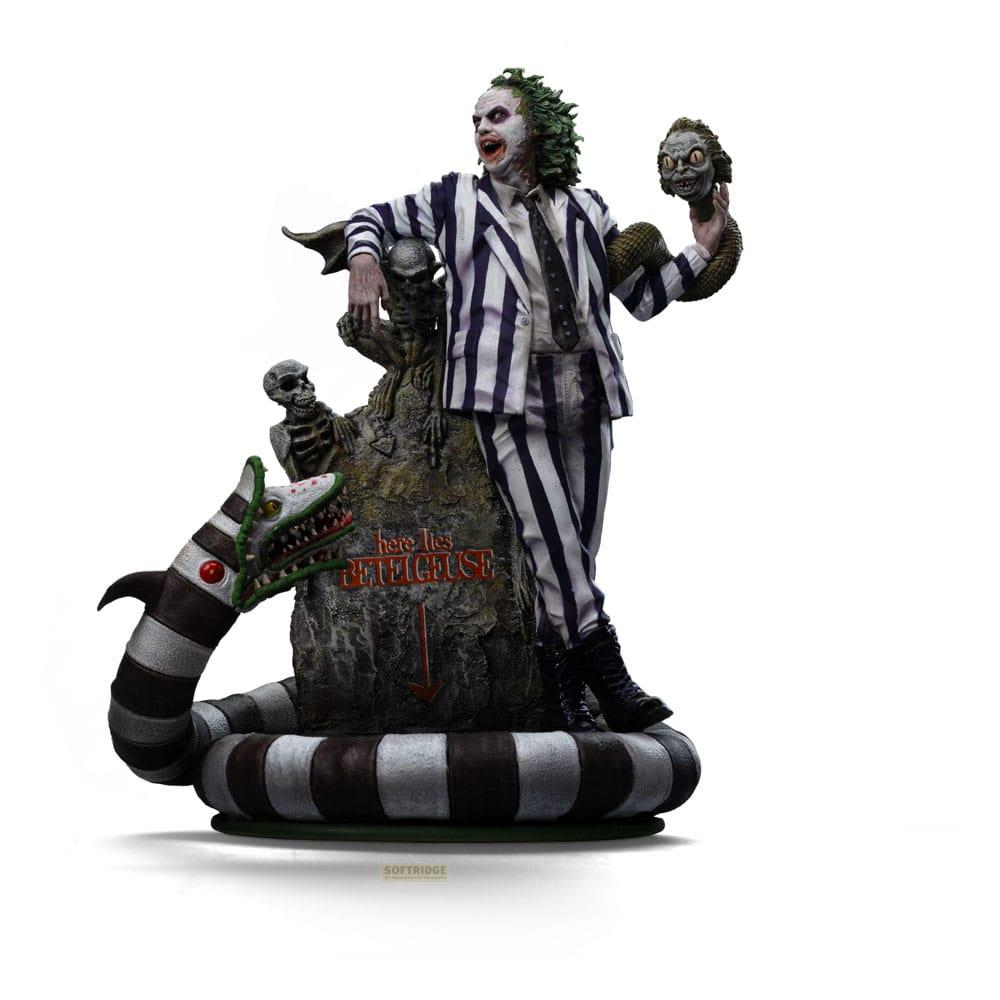 Statua di Beetlejuice con serpente, scheletri e lapide.