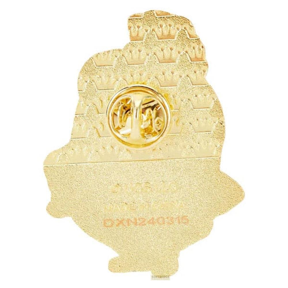 Reverso de un pin dorado con patrón de corona y cierre de mariposa.