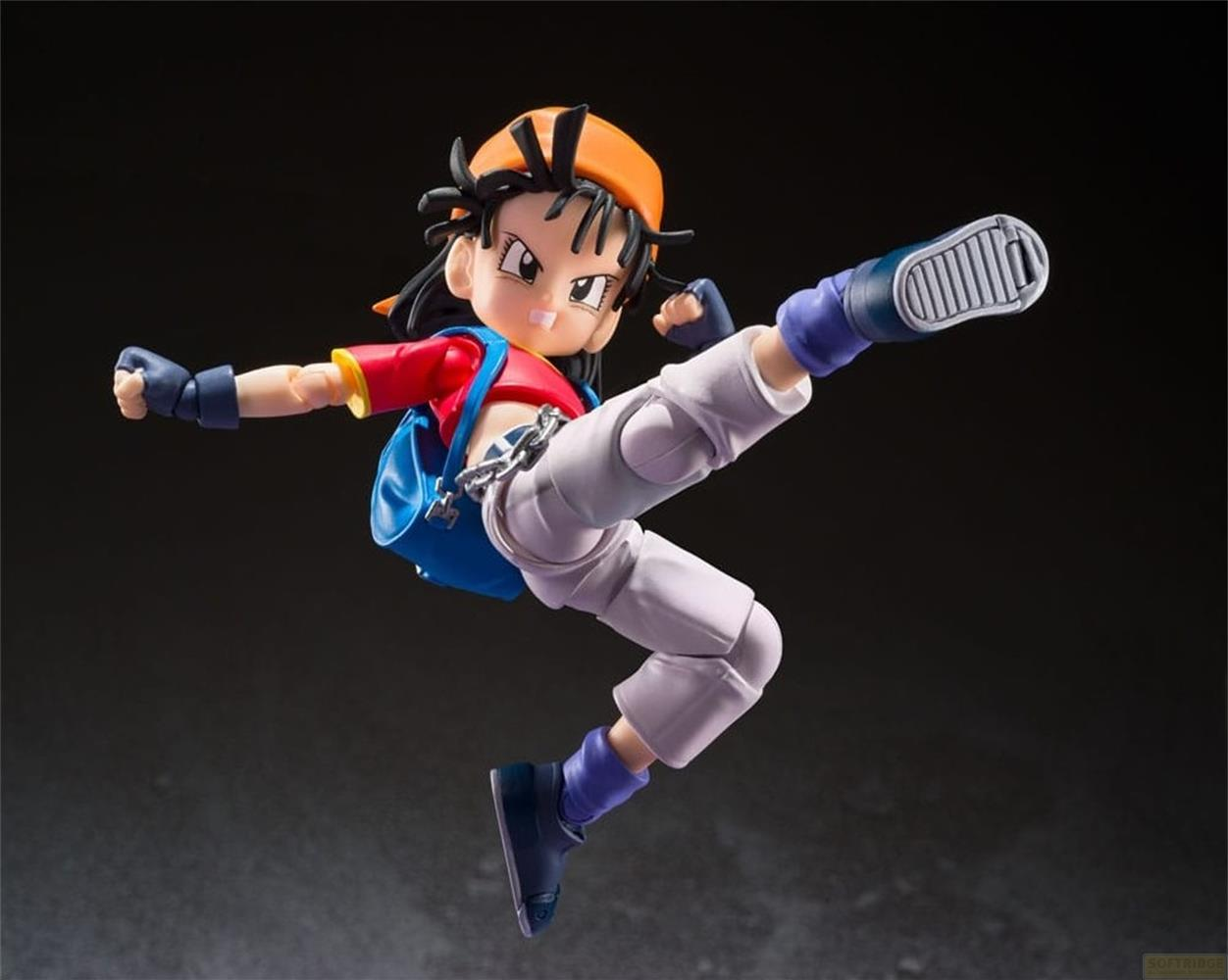 Figura de acción de Pan en pose de lucha dinámica, con mochila azul y gorra naranja.