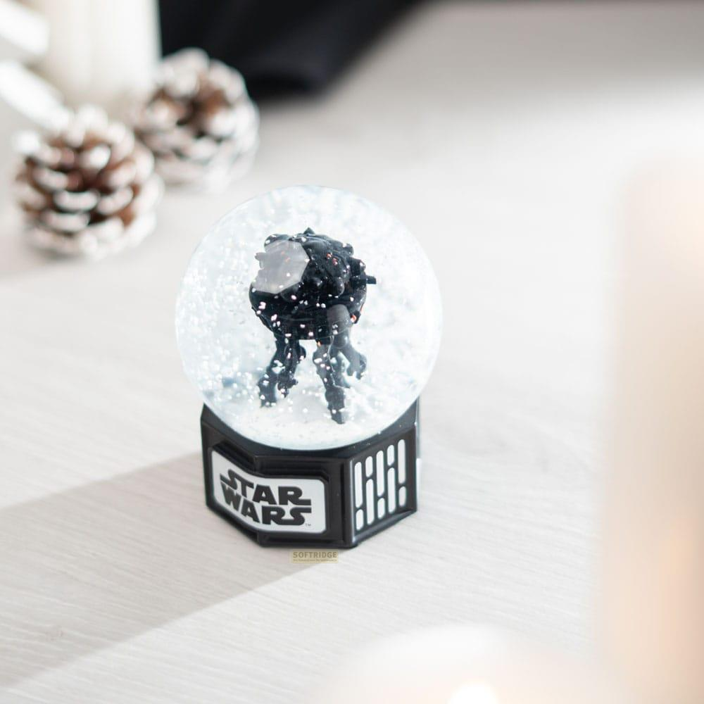 Bola de nieve de Star Wars con un andador AT-ST negro dentro.