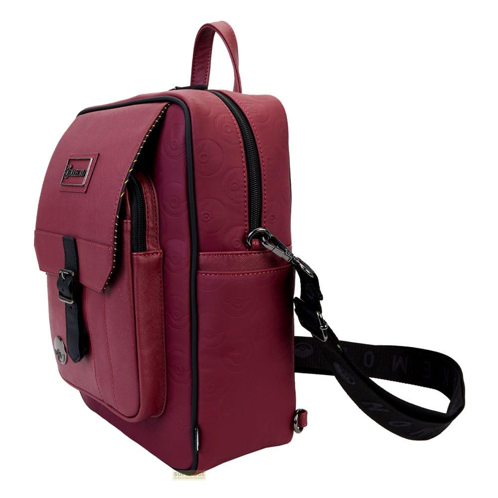 Una mochila burdeos con pokebolas en relieve y un bolsillo frontal.