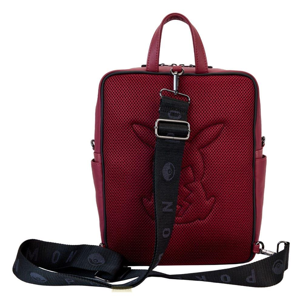 Una mochila granate con diseño de Pikachu y correa negra con logo de Pokémon.