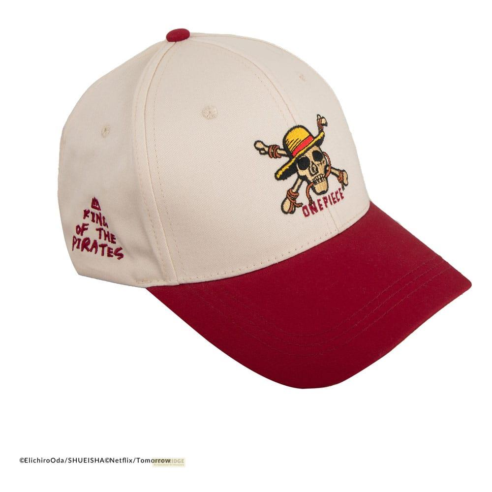 Una gorra color crema con visera roja con un logo de calavera y texto 'One Piece'.