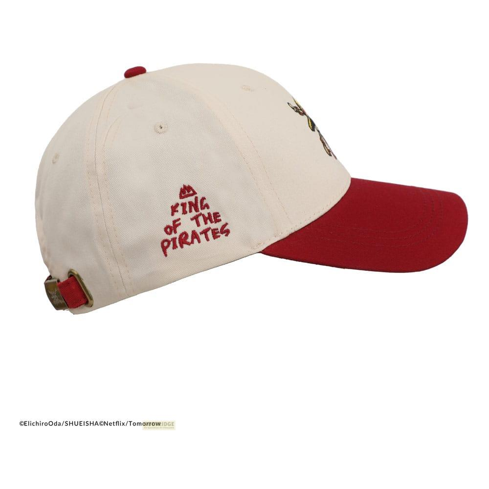 Gorra crema con visera roja, con texto 'King of the Pirates'.