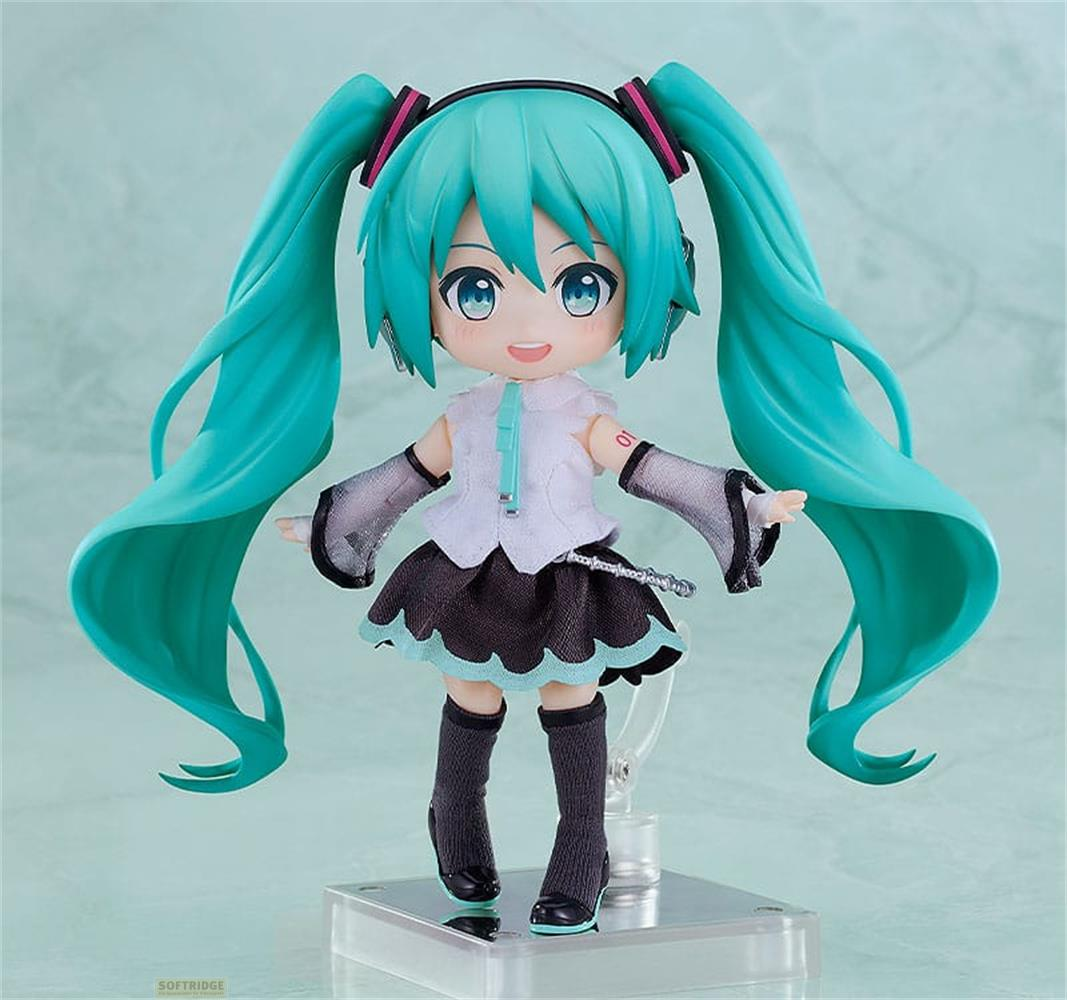 Una piccola figura con capelli turchesi su una base trasparente.