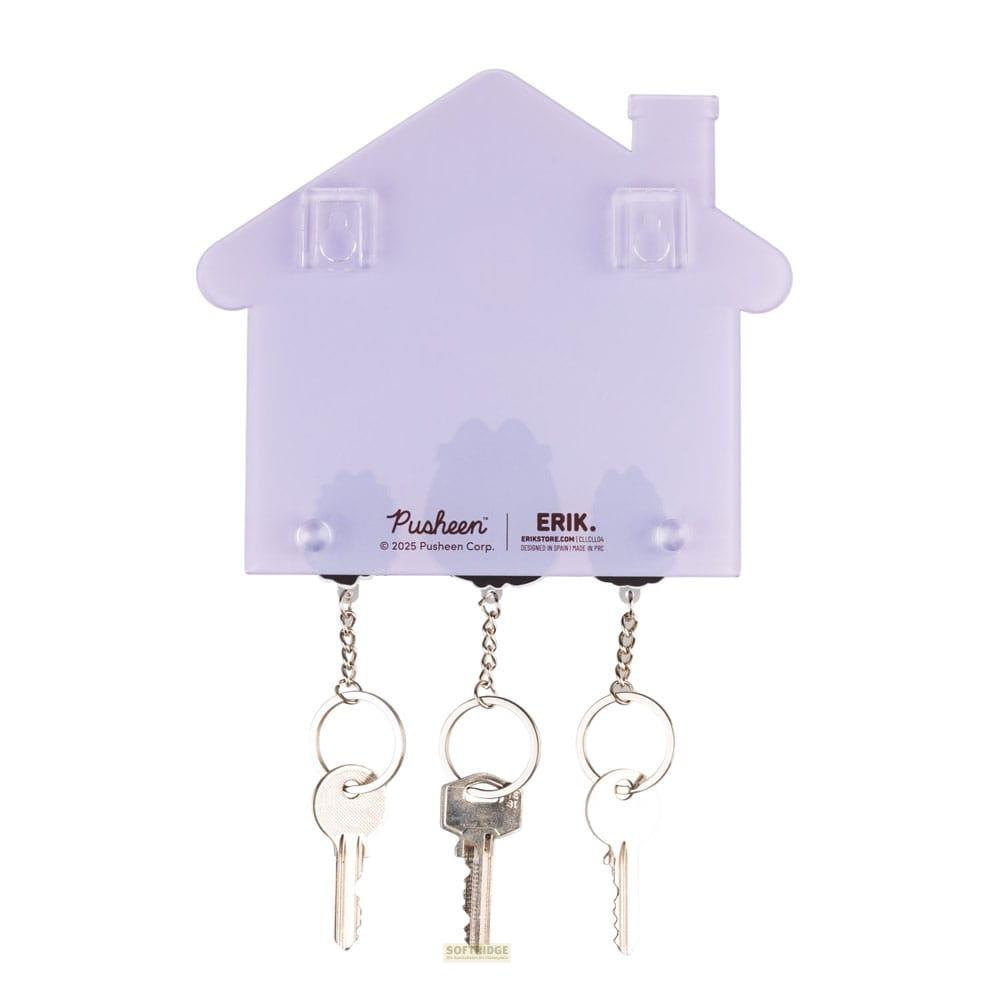 Un llavero morado con forma de casa y tres llaves colgando sobre fondo blanco.