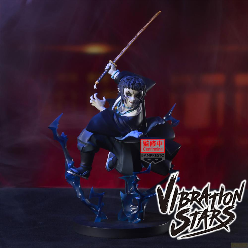Figura de hombre con espada, kimono oscuro y máscara, sobre base de rayos azules.