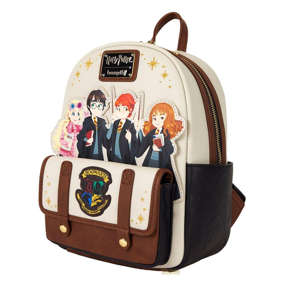Una mochila temática de Harry Potter con personajes y el escudo de Hogwarts.