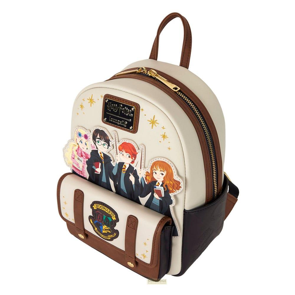 Mochila crema con personajes de Harry Potter y escudo de Hogwarts.