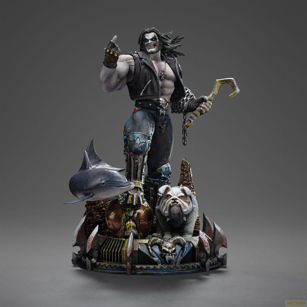 Una statua raffigura Lobo con uno squalo, un bulldog e un uncino su una base.
