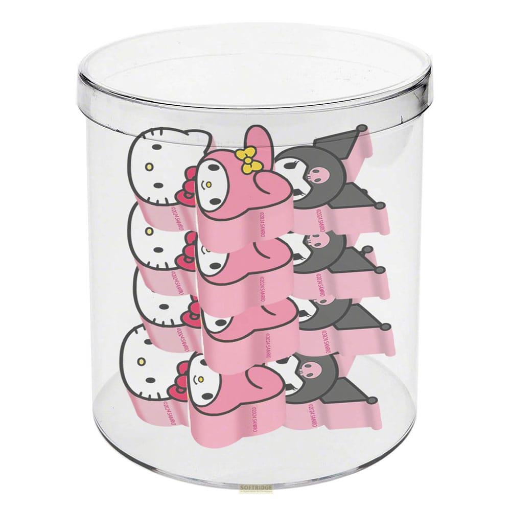 Ein transparenter Behälter mit gestapelten Figuren von Hello Kitty, My Melody und Kuromi.