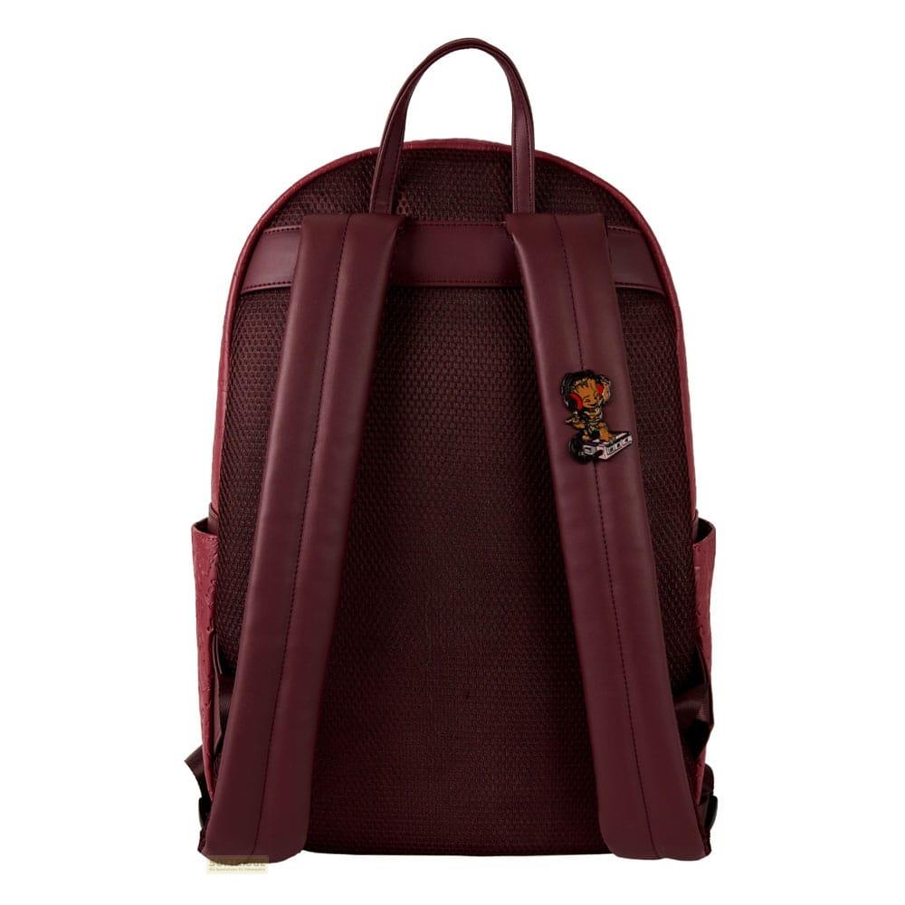 Una mochila de color rojo oscuro con correas y un pequeño parche de cómic.