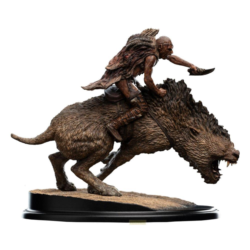 Una figura monta una criatura peluda, parecida a un jabalí, con dientes afilados. La figura sostiene un cuchillo.