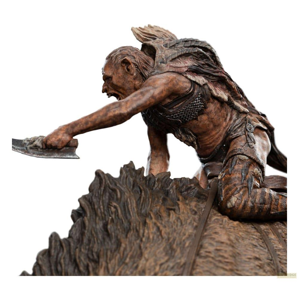 Una figura espantosa monta una criatura marrón, sosteniendo un arma.