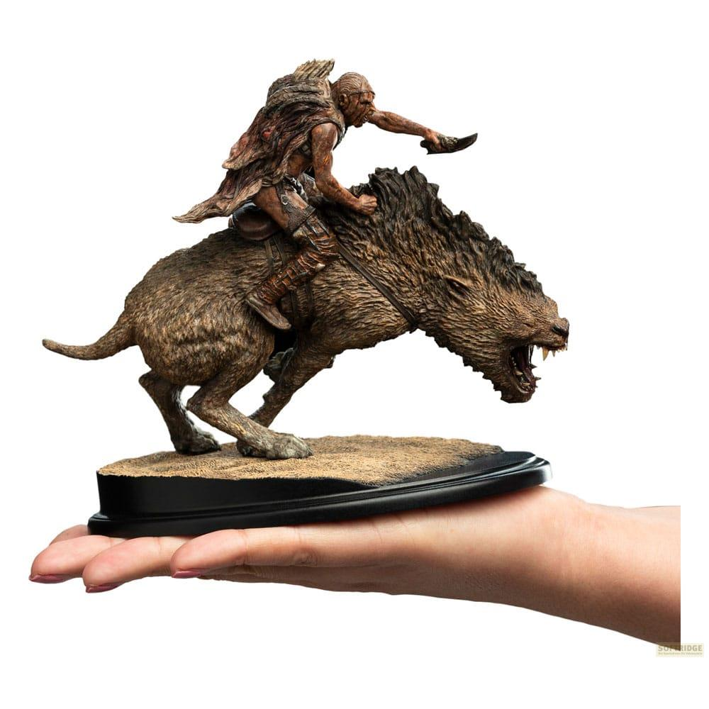 Una figura de hombre monta una bestia salvaje sobre una base de arena.