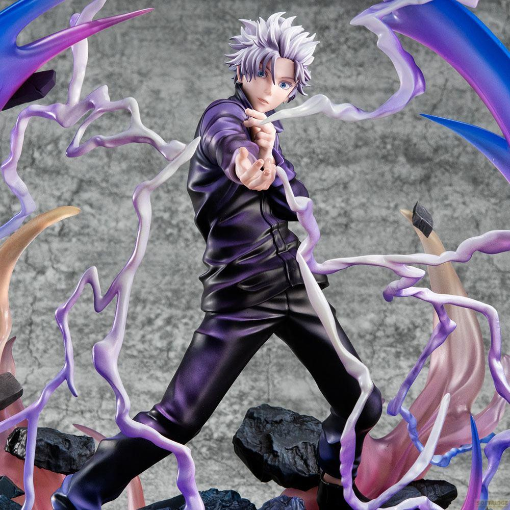 Figura de anime con pelo blanco en traje morado, rodeada de energía morada.