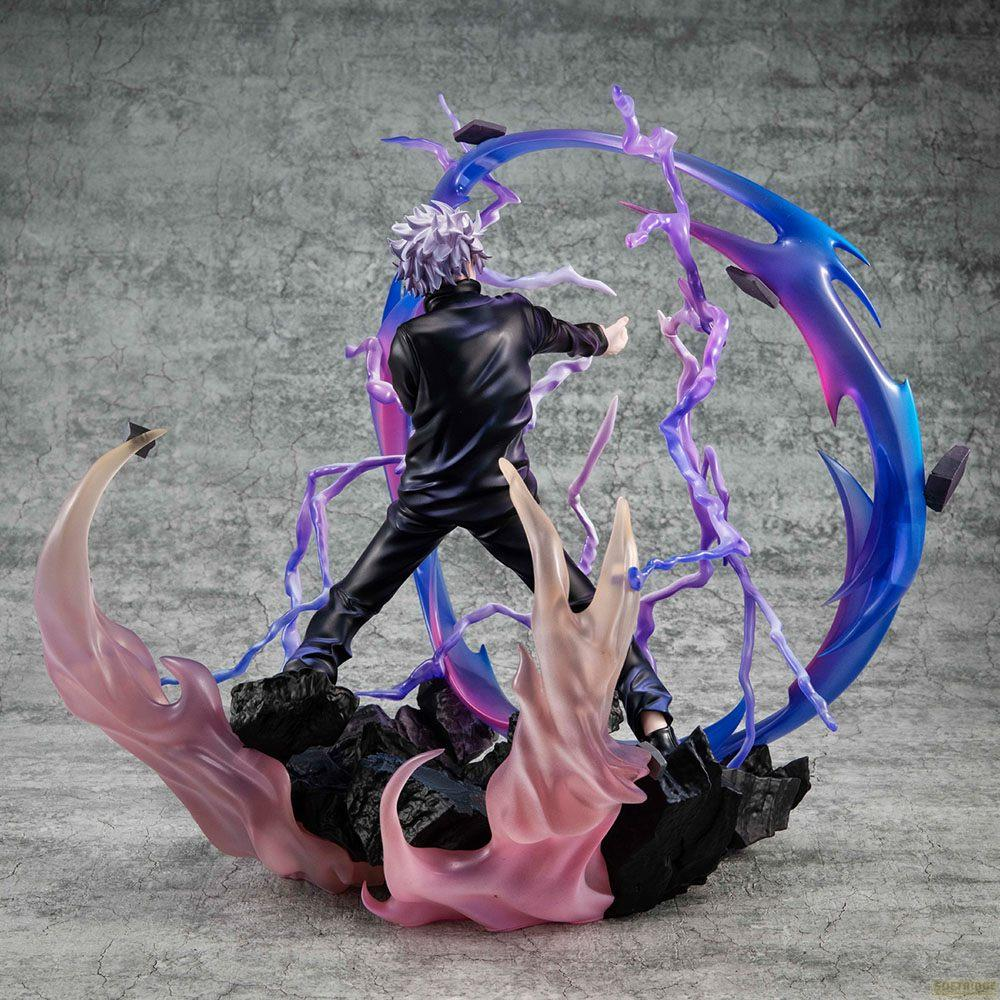 Figura con traje negro rodeada de efectos de energía morada y azul.
