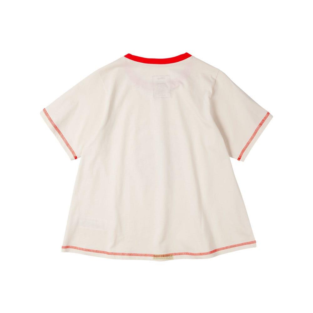 Cremefarbener Pullover mit rotem Kragen und roten Nähten.