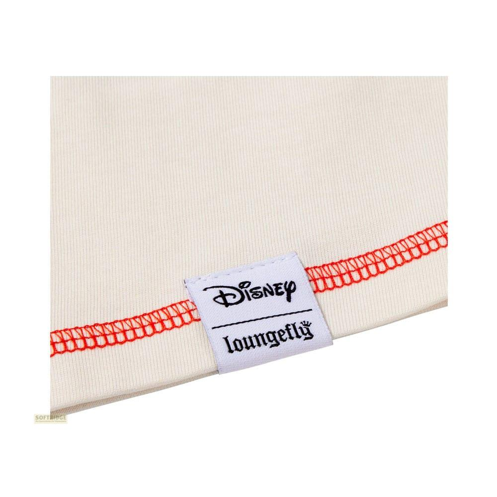 Ein weißes Etikett mit Disney- und Loungefly-Logos auf cremefarbenem Stoff mit roten Nähten.
