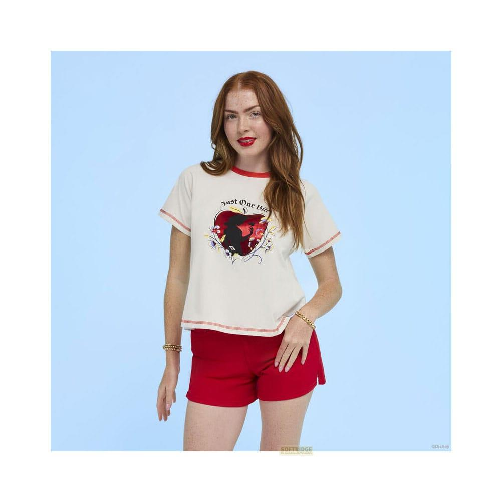 Eine Frau mit roten Haaren trägt ein weißes T-Shirt mit einem Apfel-Motiv und roten Shorts.