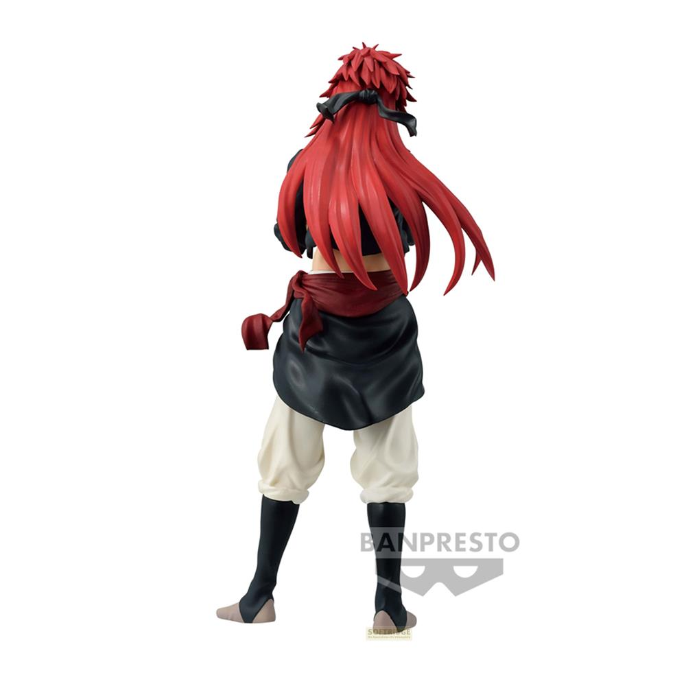 Figura con pelo rojo y ropa negra, de pie de espaldas al espectador.