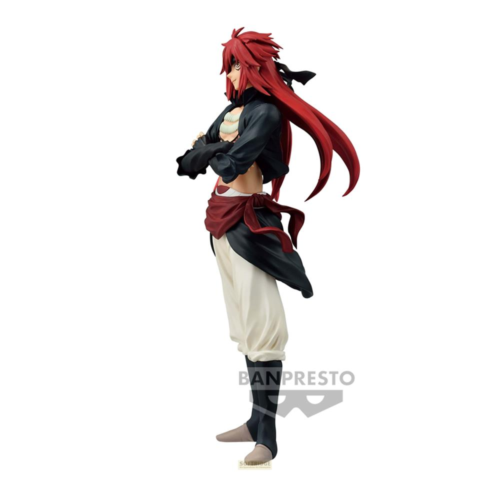 Una figura de pelo rojo y ropa negra está de pie con los brazos cruzados.