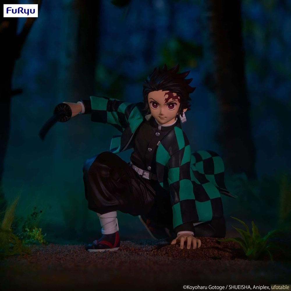 Tanjiro Kamado Figur in geduckter Haltung, trägt einen grün karierten Haori. Dunkler Waldhintergrund.