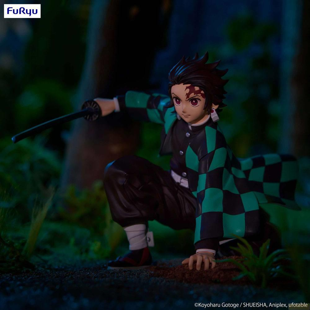 Eine Figur von Tanjiro Kamado in kampfbereiter Haltung im Wald.