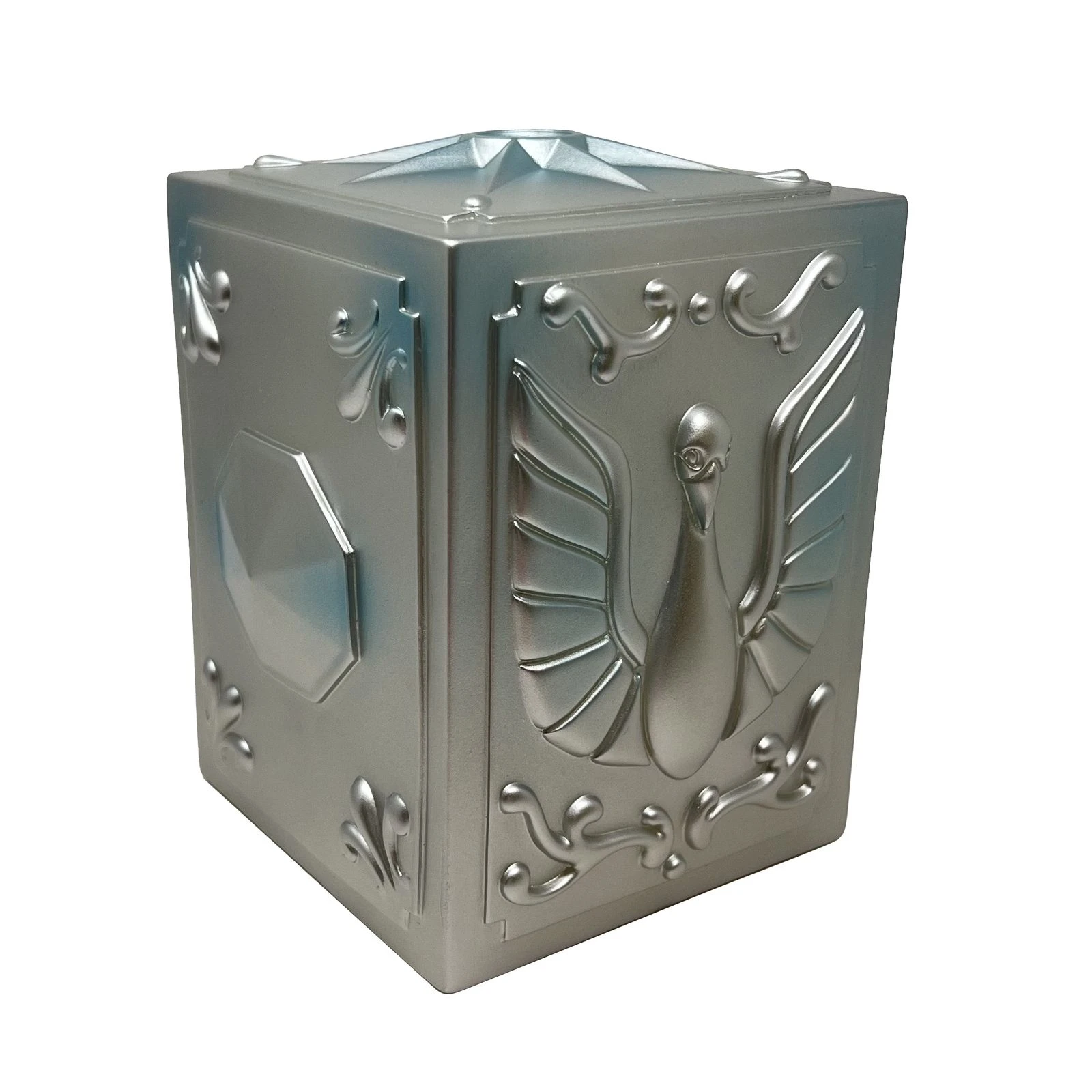 Una caja plateada con un motivo de pájaro alado y detalles ornamentados.