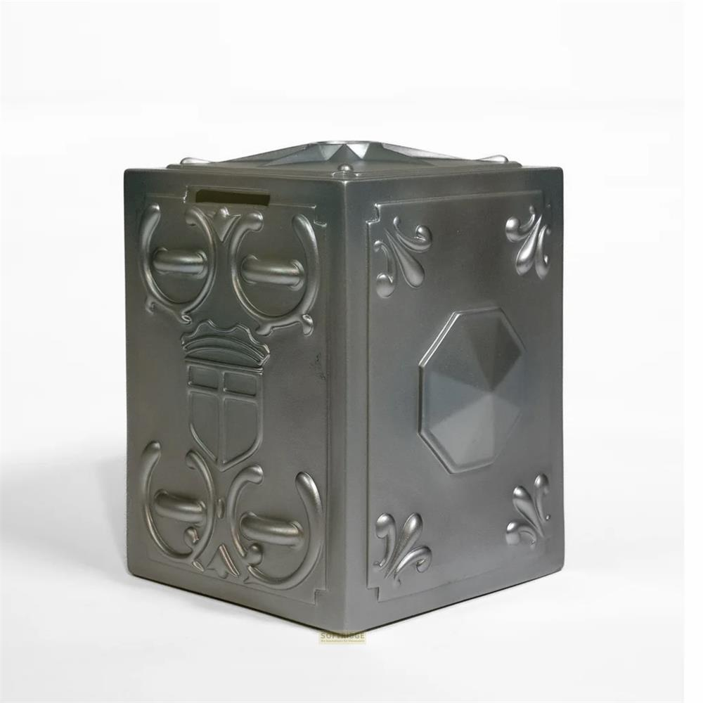 Hucha plateada con detalles ornamentales en relieve y una ranura arriba.
