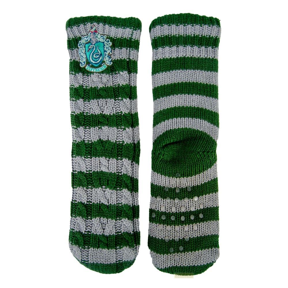 Calcetines a rayas verdes y grises con escudo de Slytherin y suela antideslizante.