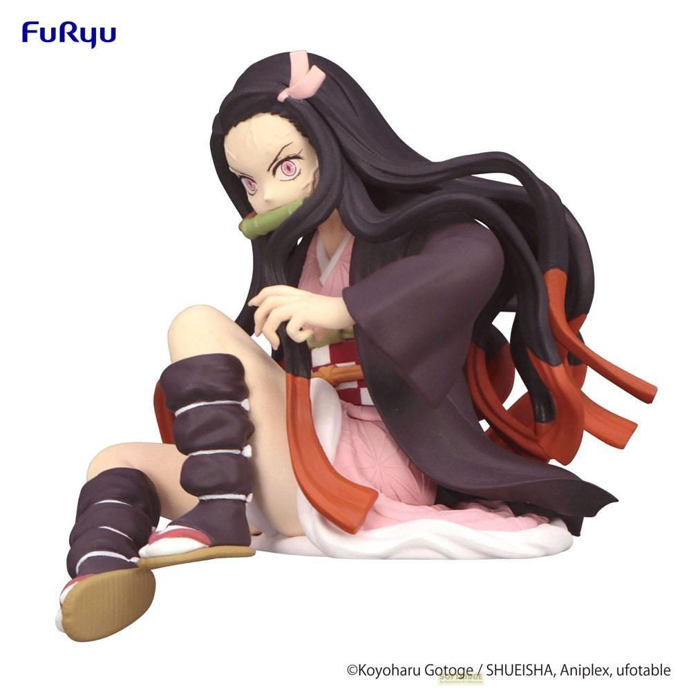 Nezuko Kamado Figur sitzt in einem rosa Kimono mit Bambus im Mund.