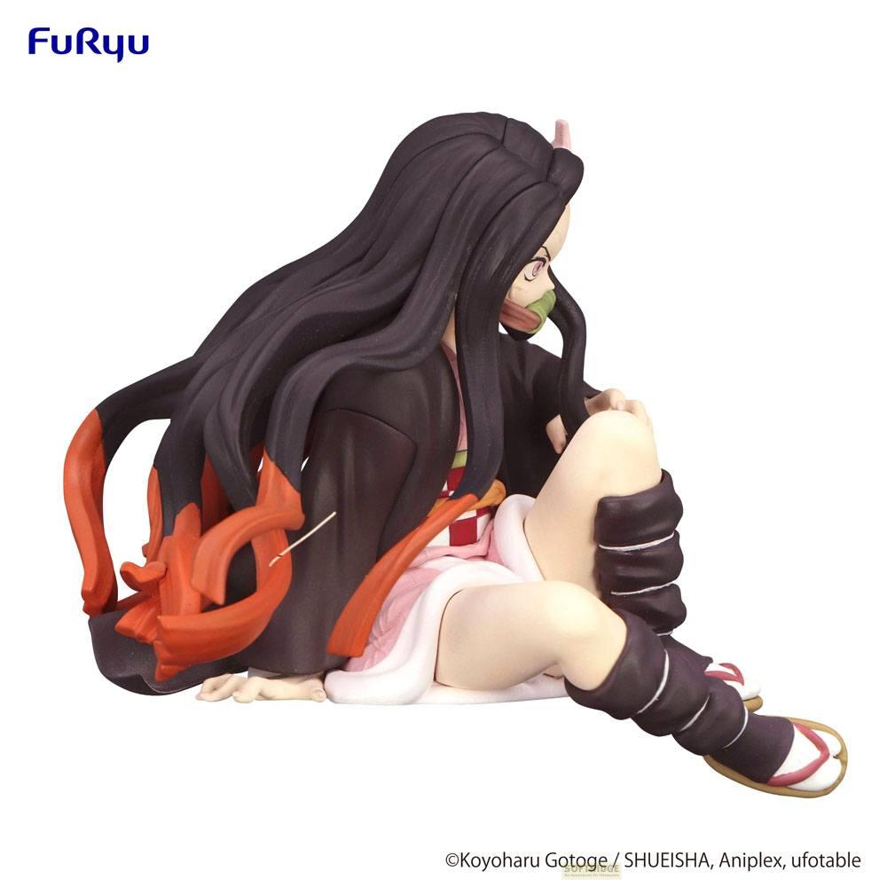 Eine Figur von Nezuko Kamado sitzt, mit langen schwarzen Haaren und Bambussperre.