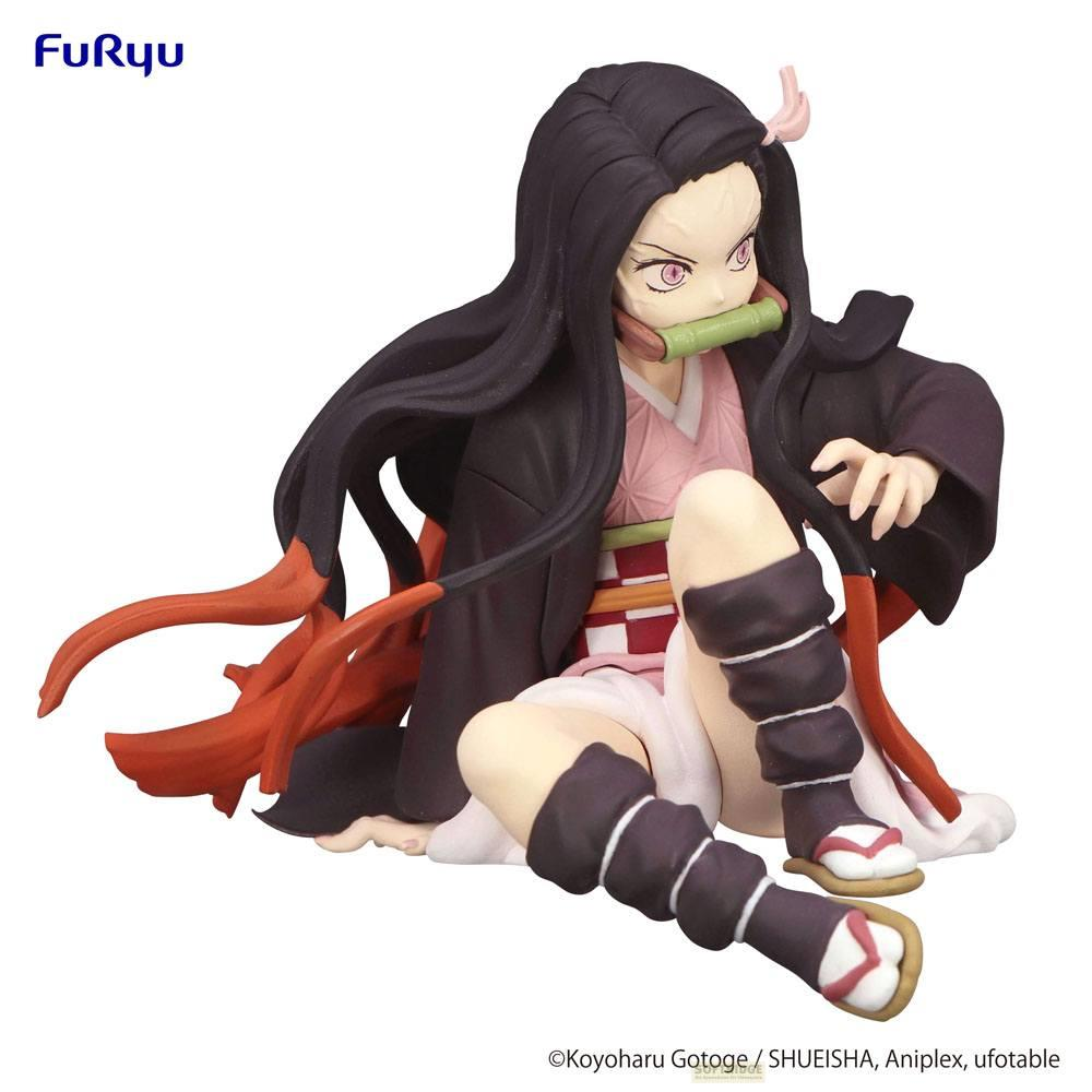 Eine Figur von Nezuko Kamado sitzt mit einem Bambusmundstück.