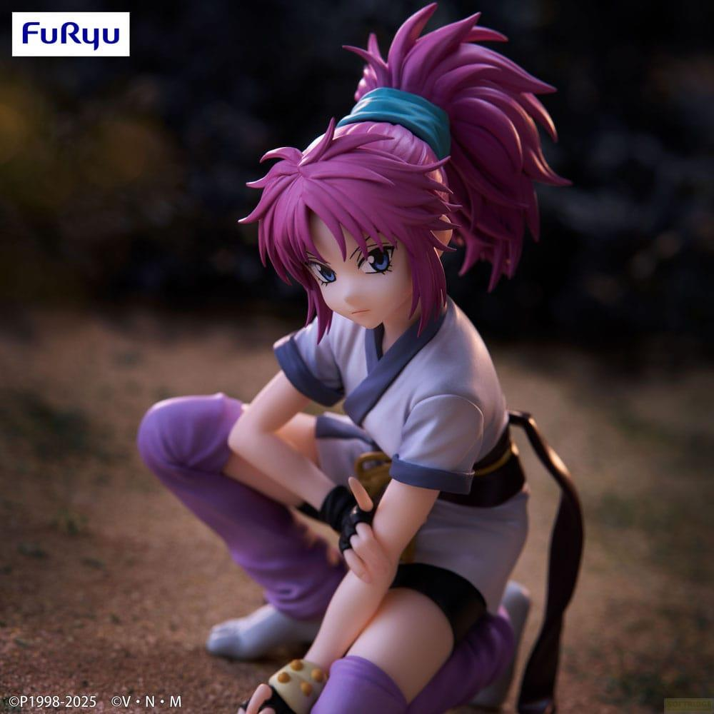 Una figura de anime con pelo morado y ojos azules está en cuclillas al aire libre.
