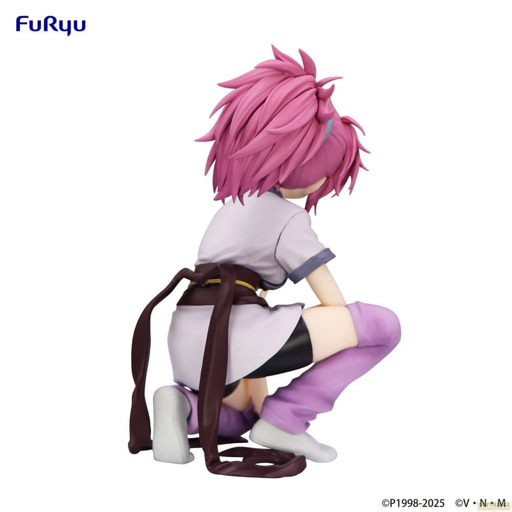Una figura de pelo rosa está agachada, lleva un top blanco y botas moradas.
