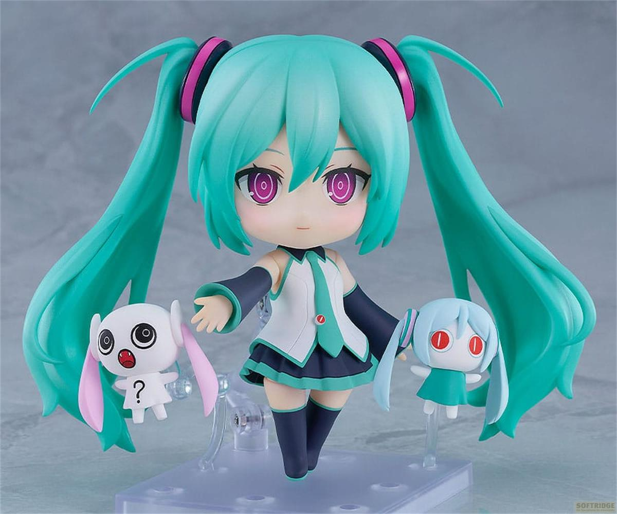 Una figure manga con capelli turchesi e occhi viola sta con piccoli compagni.
