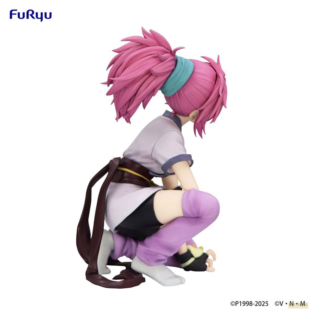 Una figura de pelo rosa se agacha, vistiendo un top blanco, shorts negros y botas moradas.