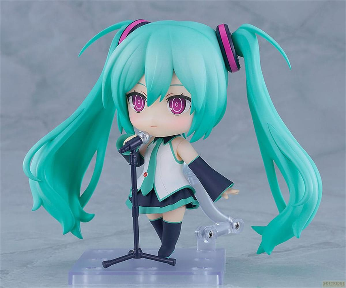 Figura con capelli turchesi e cuffie che tiene un microfono.