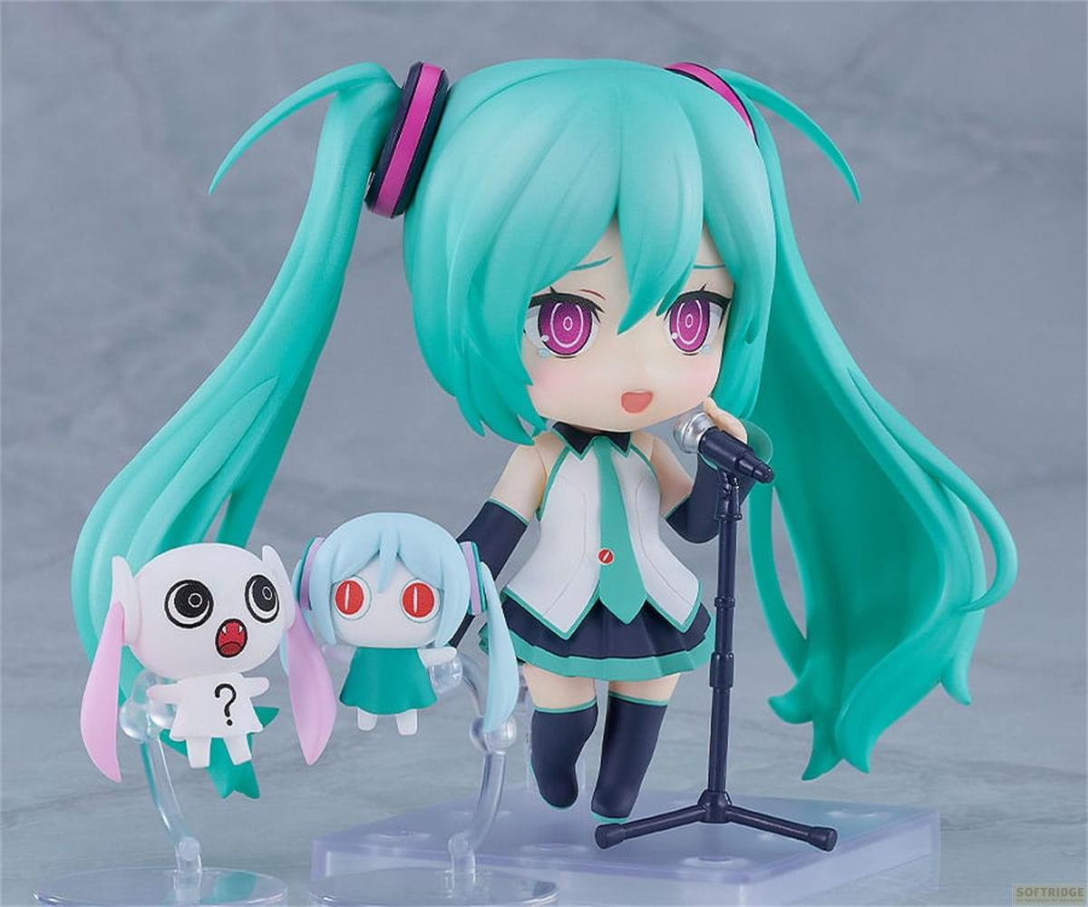 Due piccole figure e una cantante con capelli turchesi con microfono.