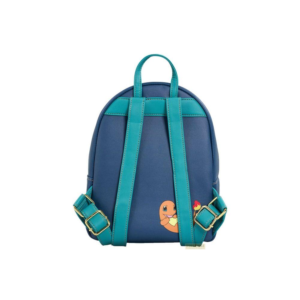 Mochila azul con Charmander, correas ajustables y herrajes dorados.