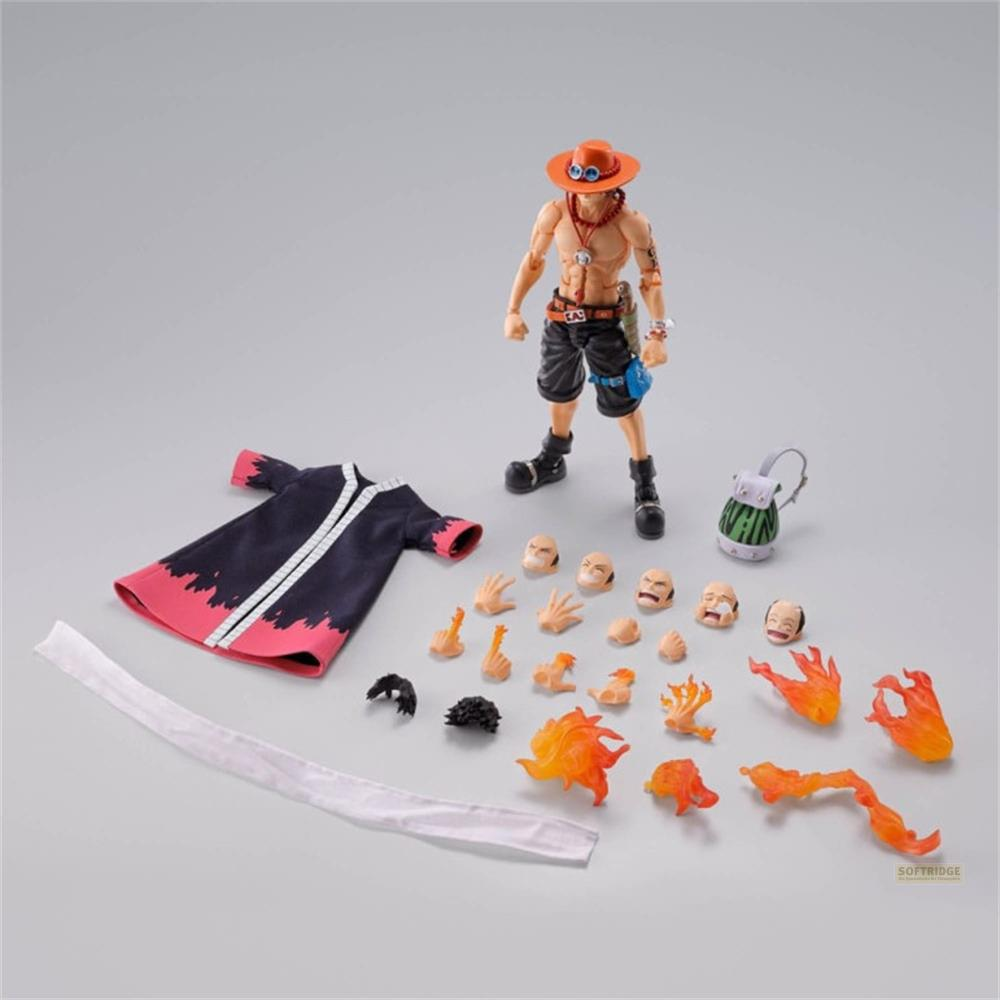 Una action figure di Ace con vestiti, volti e accessori fiammeggianti.