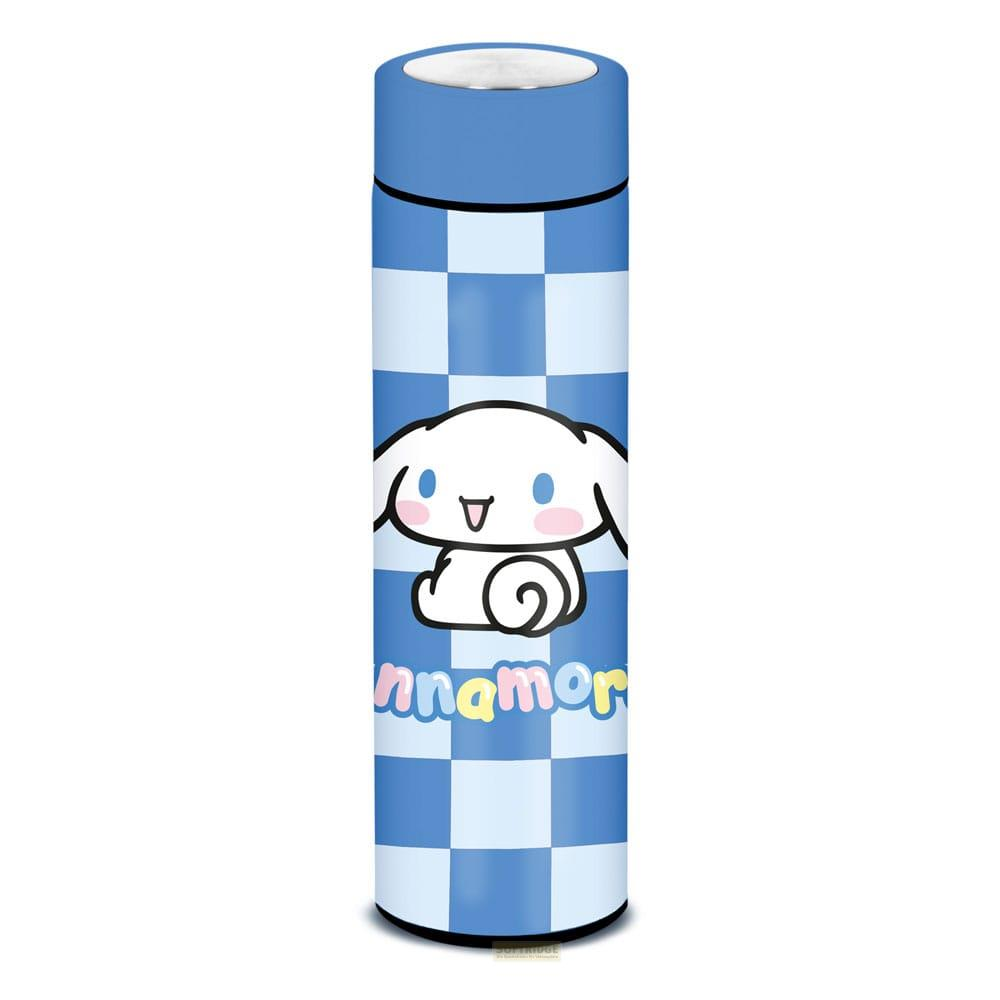 Blauer Thermobecher mit Cinnamoroll-Motiv und blau kariertem Muster.