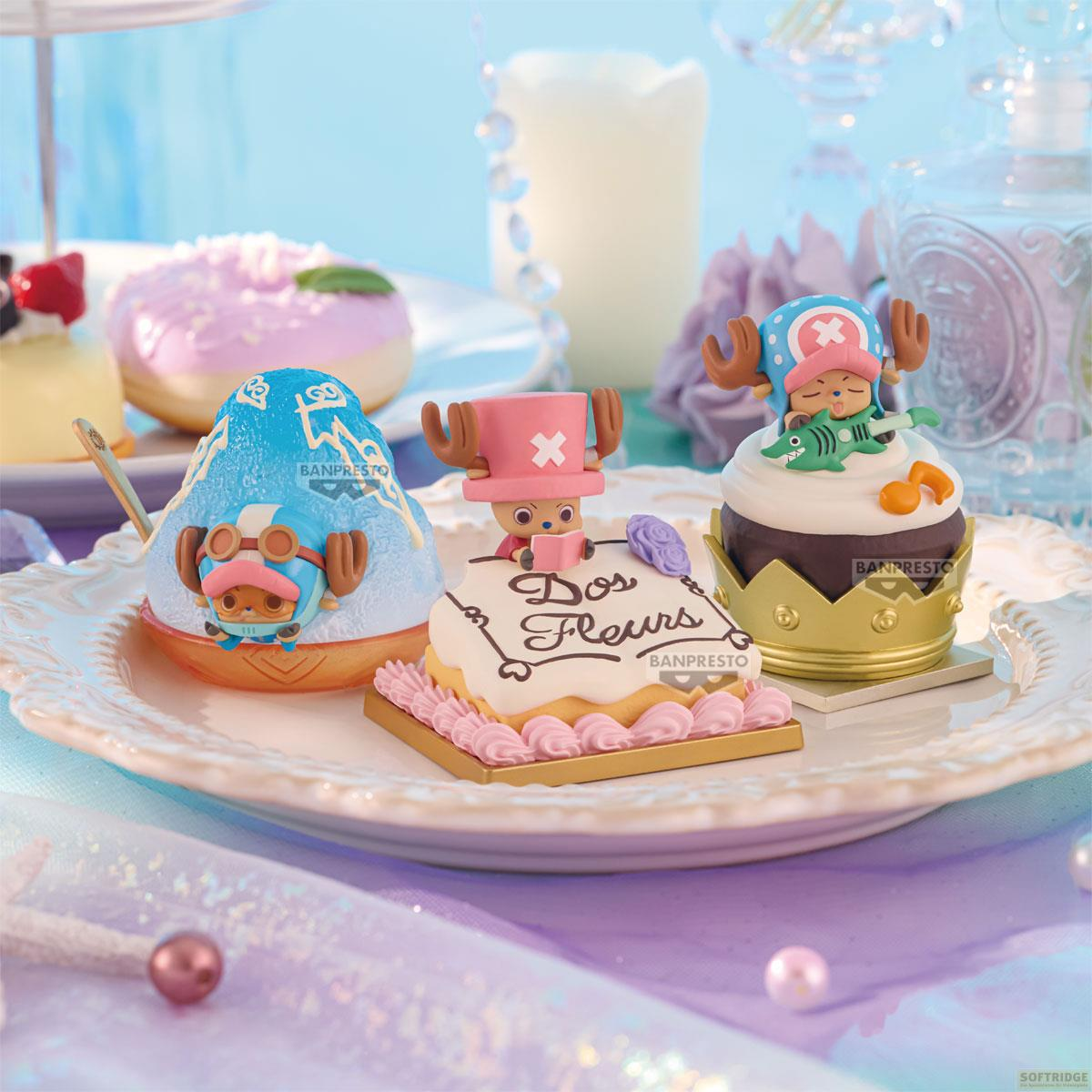 Tres lindas figuras de anime en pasteles y donas, con acentos rosas y azules.