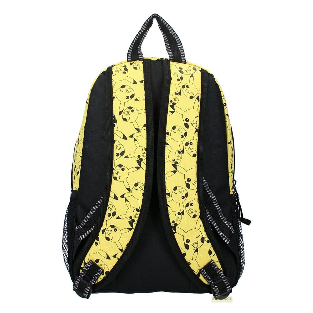 Una mochila negra con estampados amarillos de Pikachu y bolsillos laterales de malla.